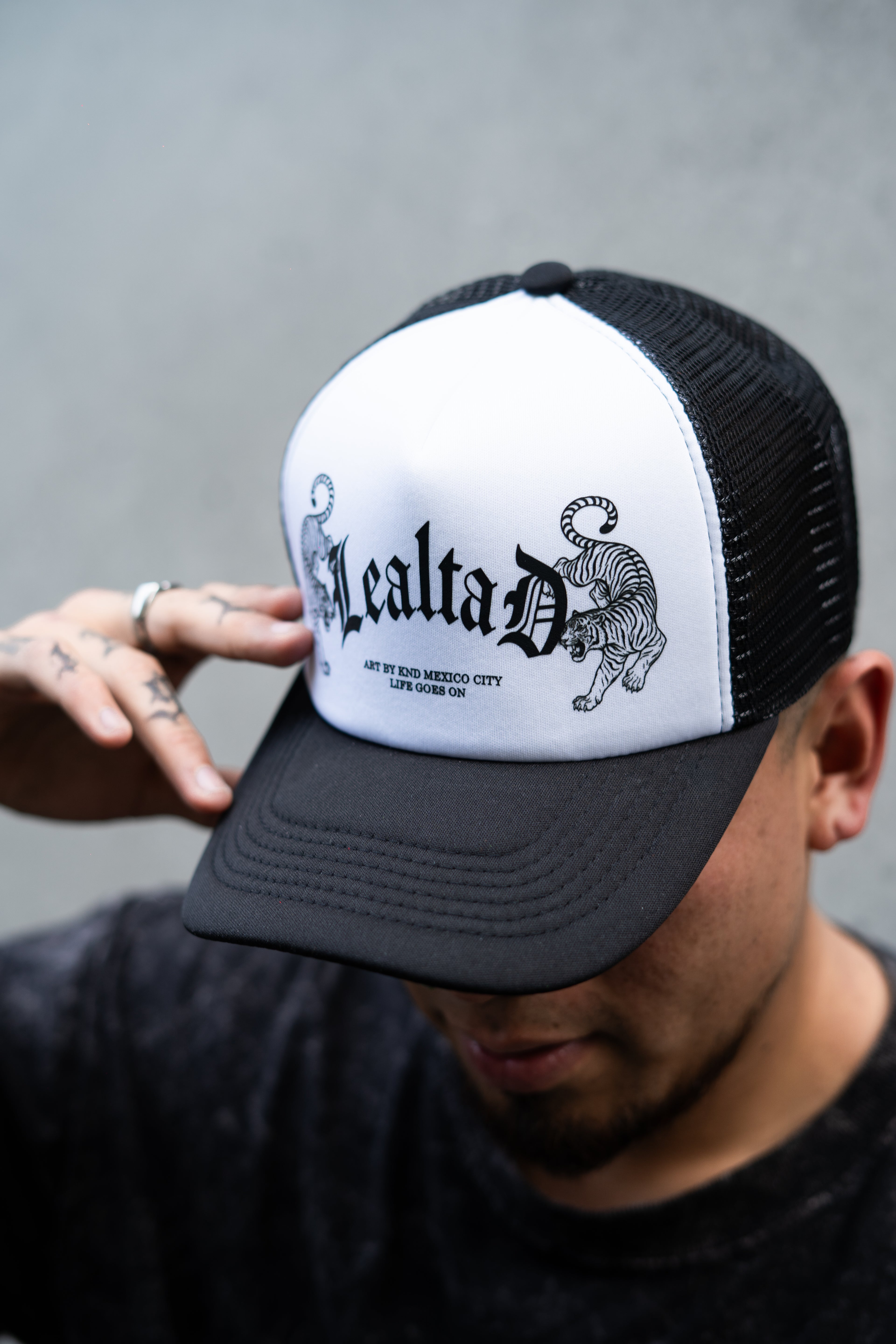 Gorra Lealtad Negro con blanco kandi