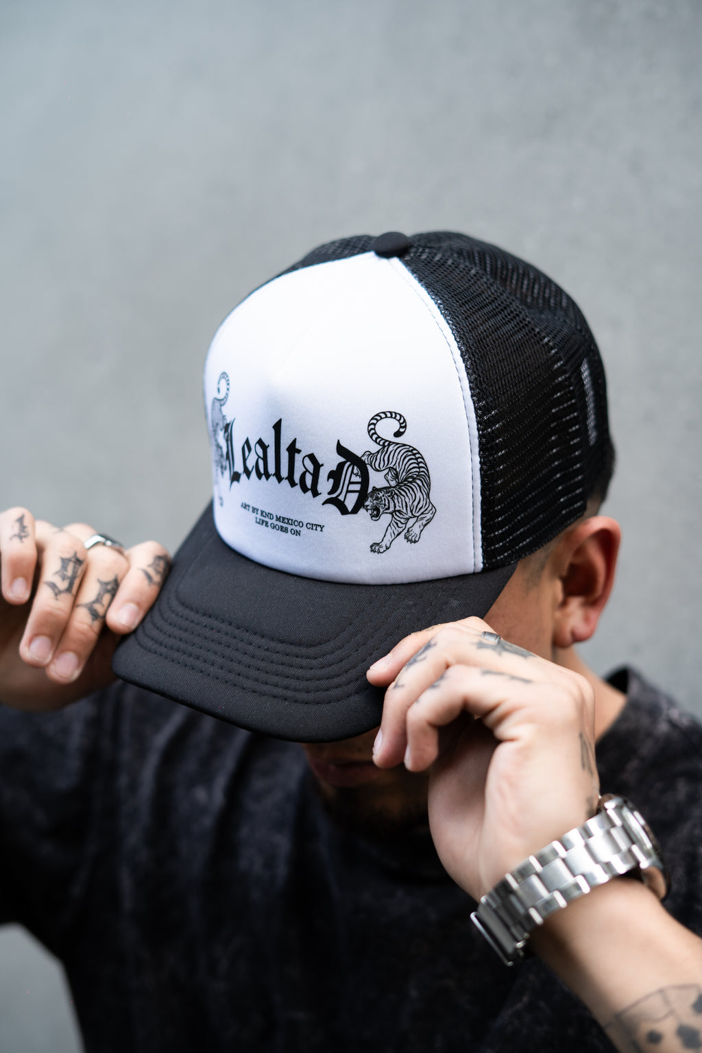 Gorra Lealtad Negro con blanco kandi