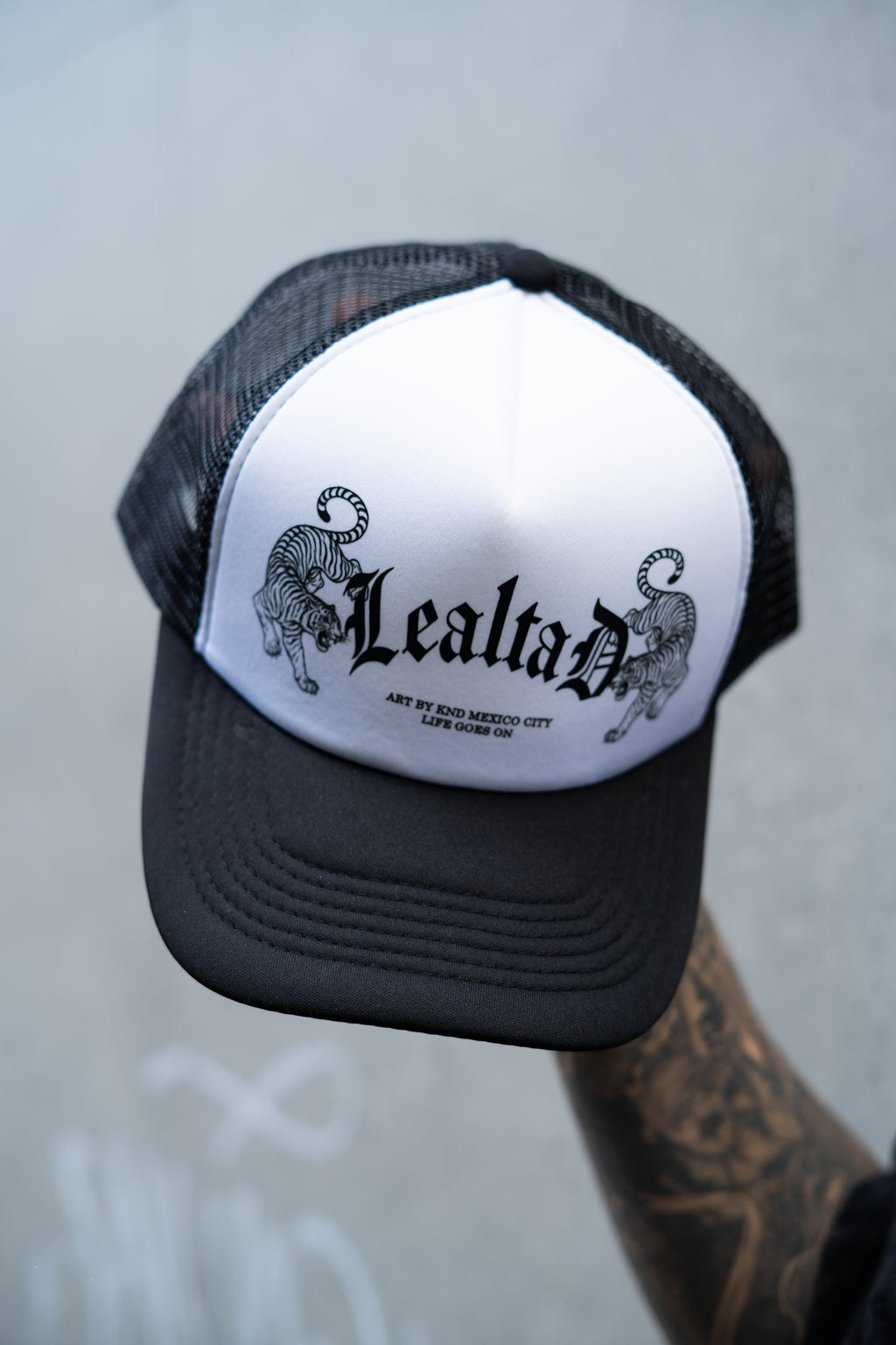 Gorra Lealtad Negro con blanco kandi