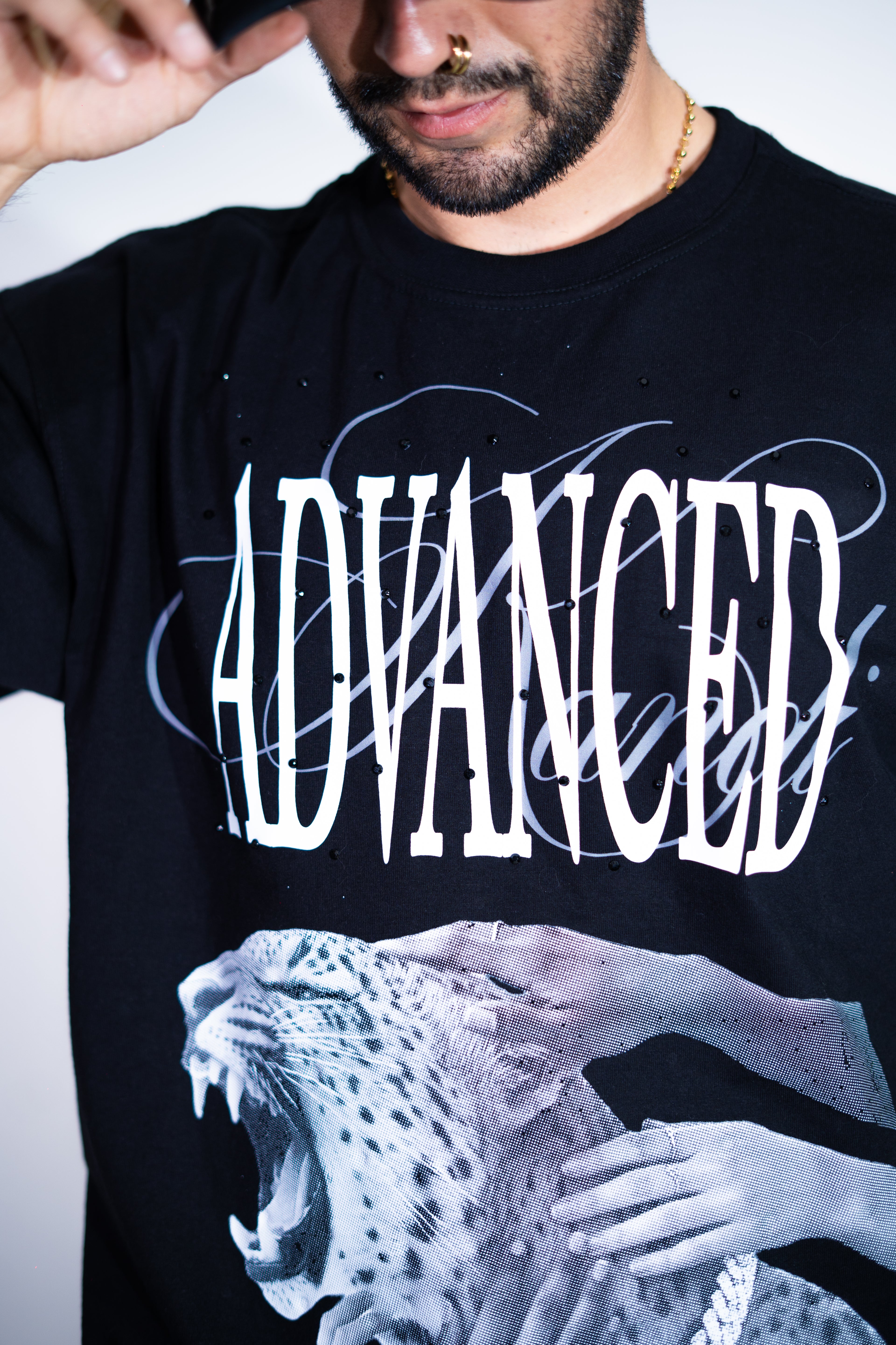 Playera Advanced negra con pedreria kandi