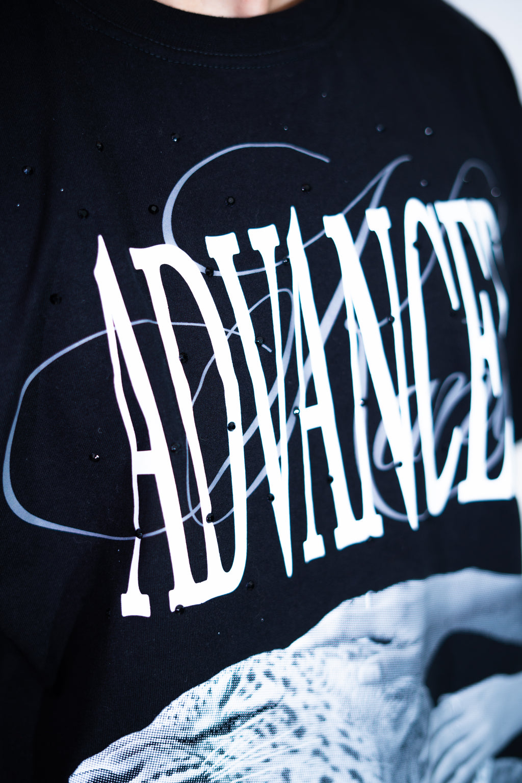 Playera Advanced negra con pedreria kandi