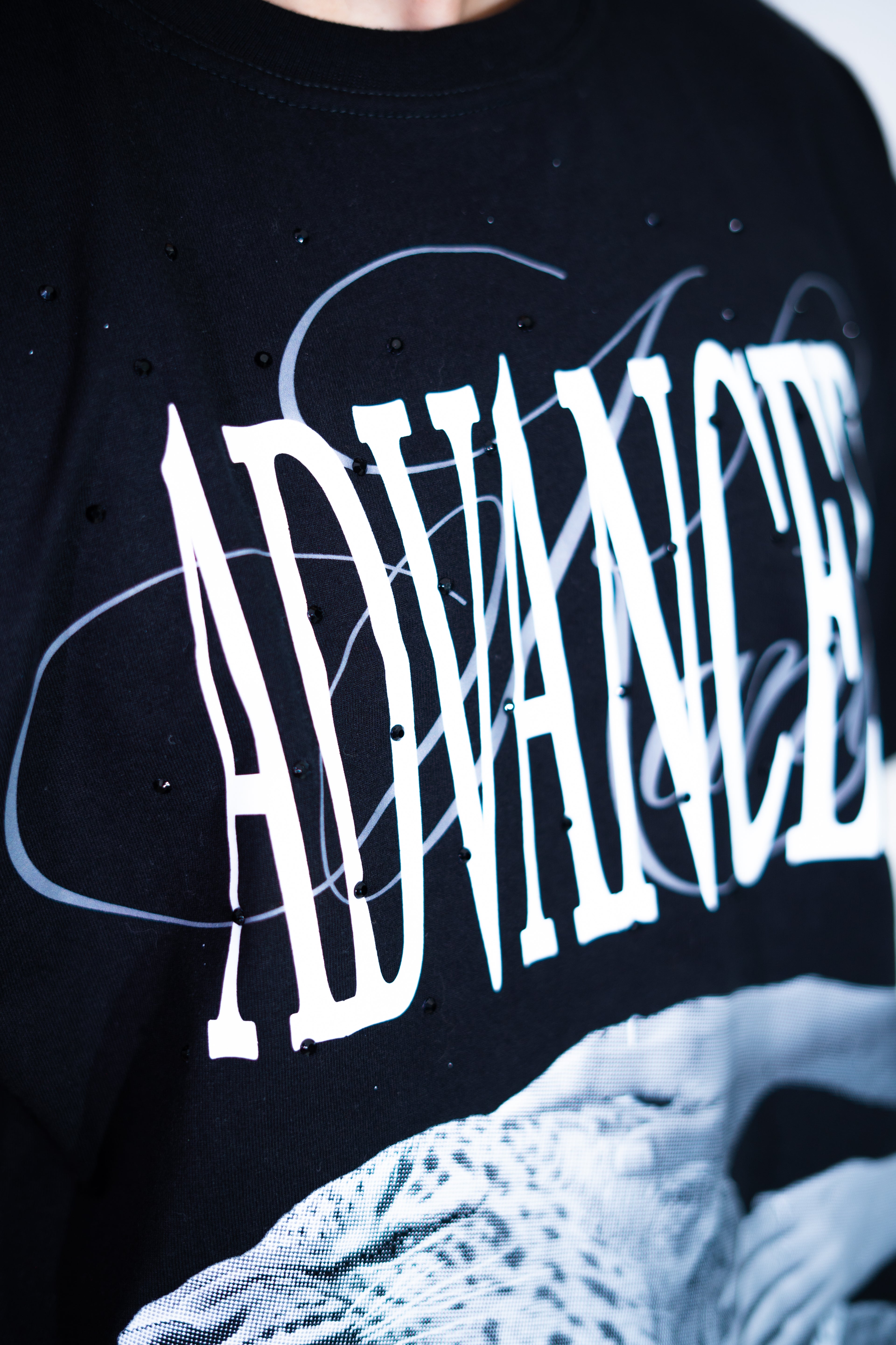 Playera Advanced negra con pedreria kandi
