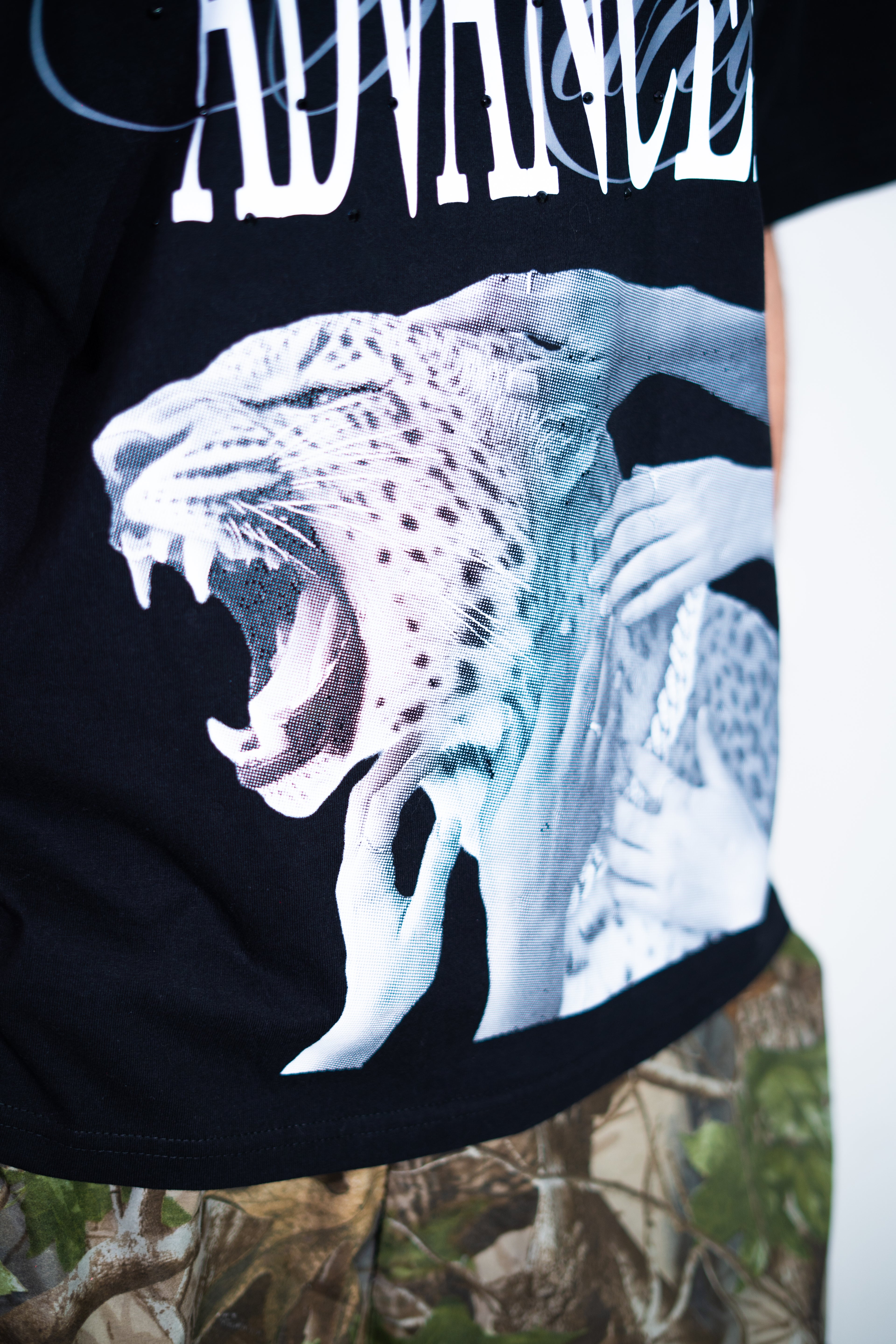 Playera Advanced negra con pedreria kandi